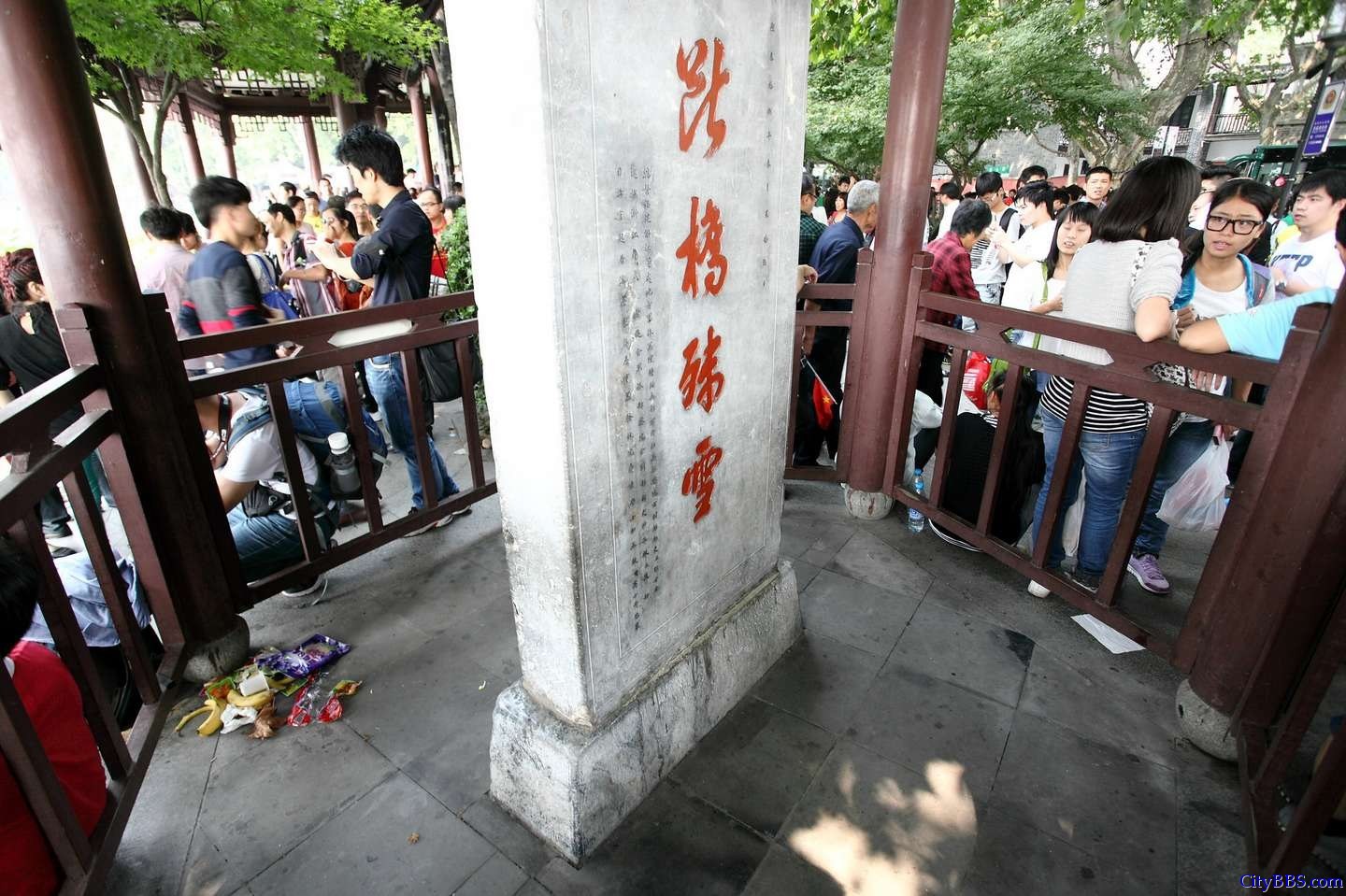 国庆黄金周 西湖景区爆满 西湖边人头攒动