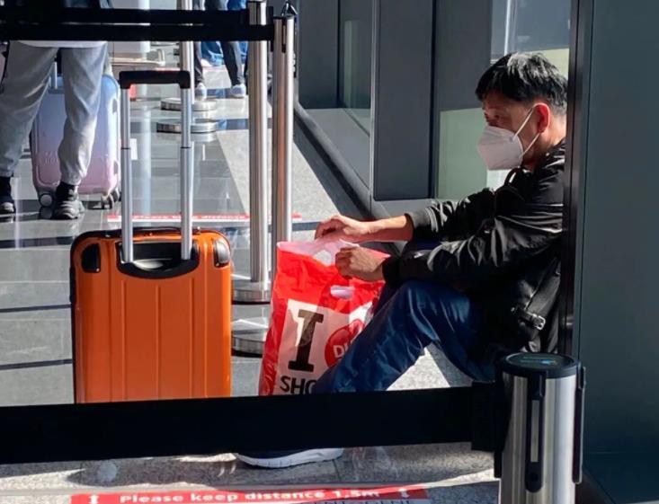法兰克福机场排队检测等待回国的旅人