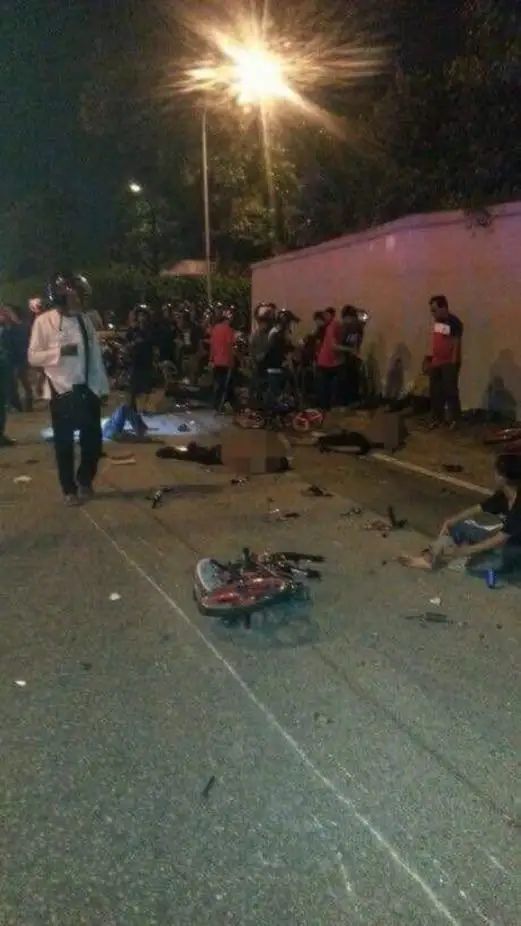 案发时，沈可婷在光线昏暗的三车道公路上上坡，当时估计有 30 名年轻人带着改装的自行车聚集在三个车道上， ...