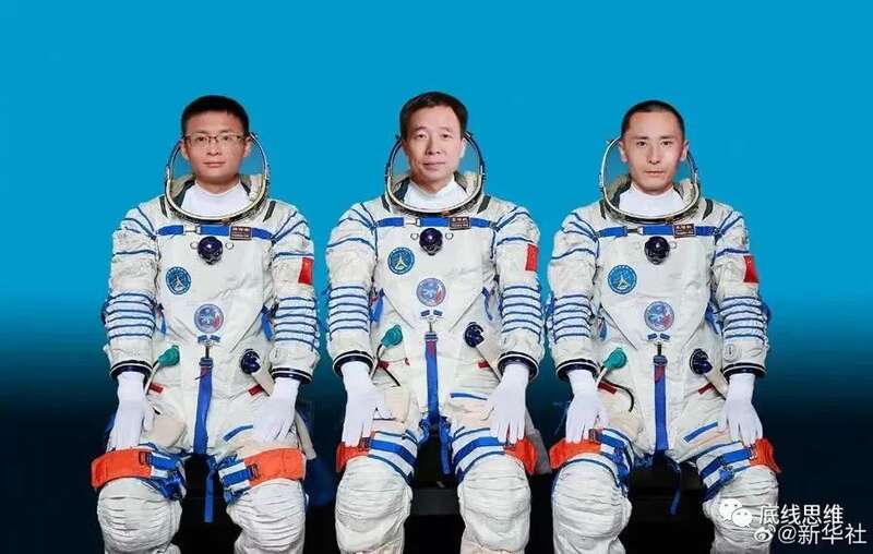 神舟16号机组合影，自左到右为桂海潮、景海鹏、朱杨柱