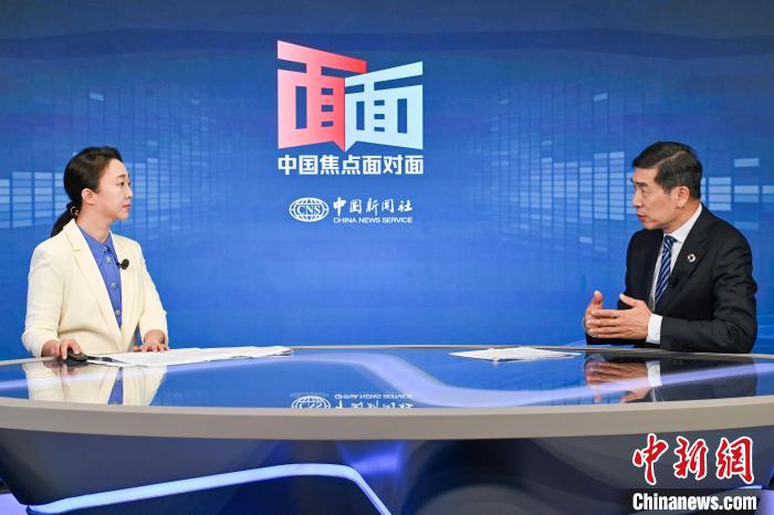 联合国副秘书长、联合国开发计划署副署长徐浩良(右)近日接受中新社“中国焦点面对面”专访 ...
