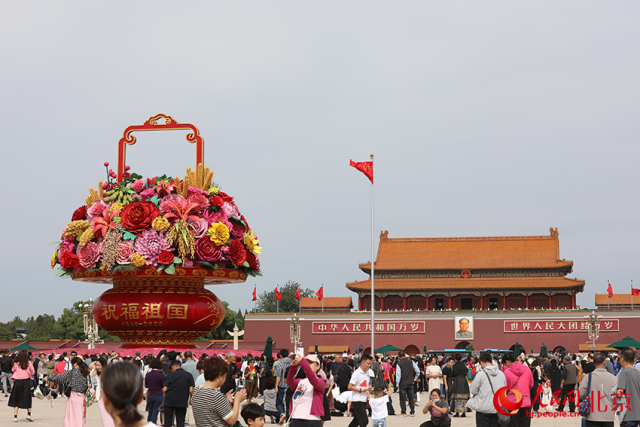 祝福祖国”巨型花篮亮相天安门广场