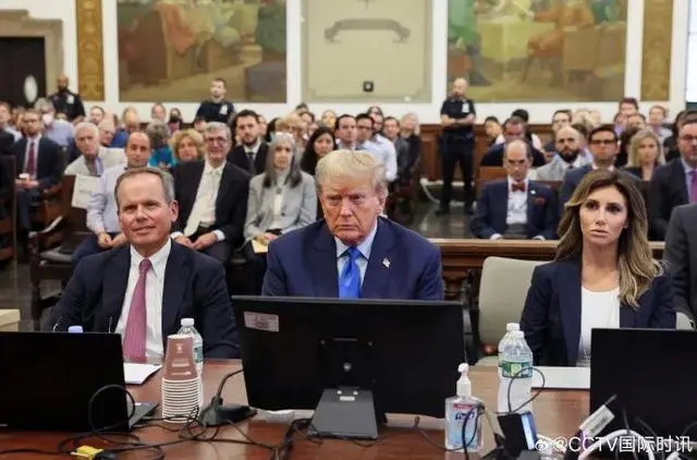 美国前总统特朗普抵达位于纽约曼哈顿的法院，出席关于他涉嫌财产欺诈案民事诉讼的开庭审判 ... ... ...