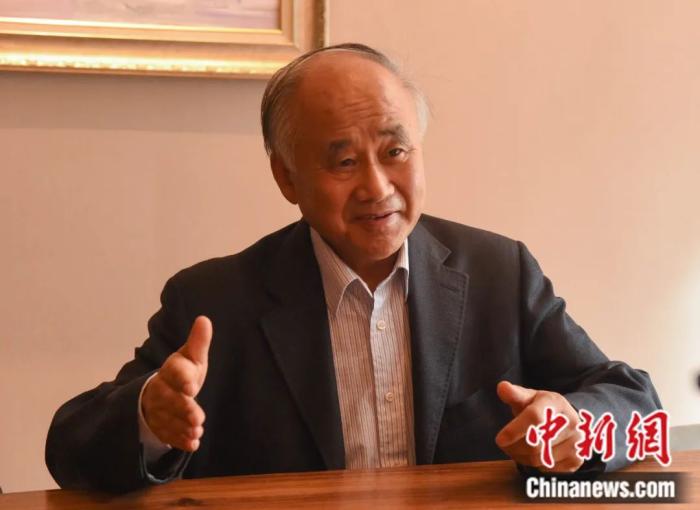 张蕴岭接受中新社记者采访