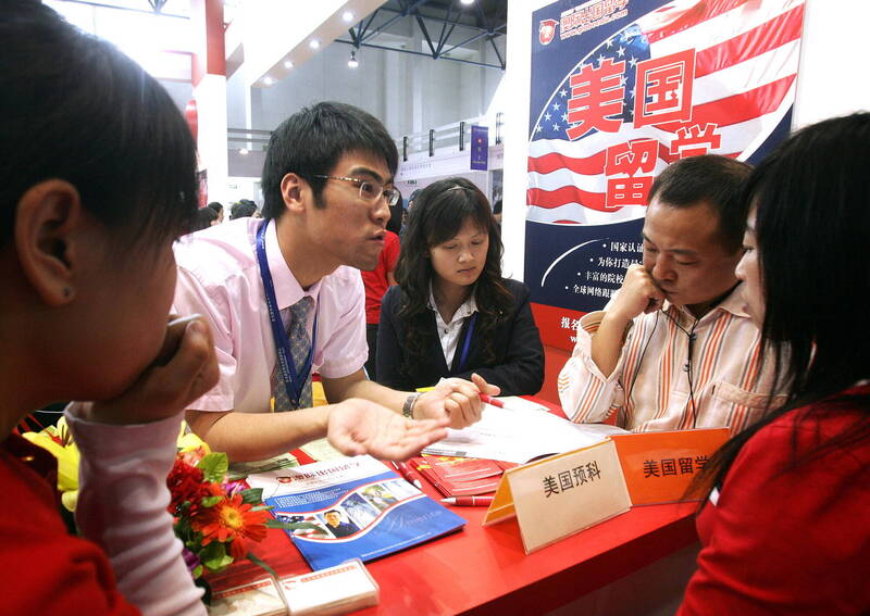越来越多的海外中国学生。因家庭财富缩水而陷入经济困难