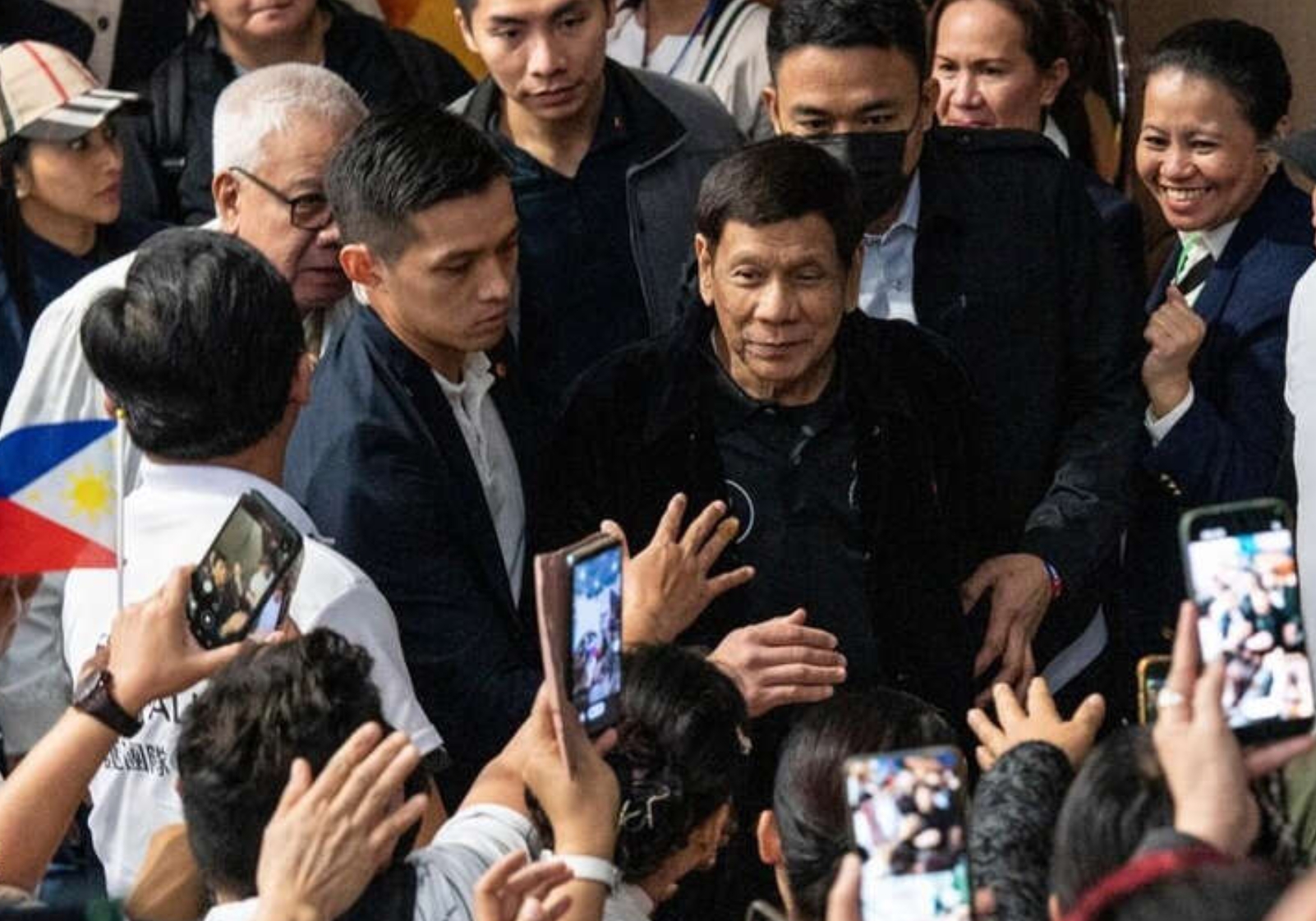 菲律宾前总统杜特尔特当天从境外返回抵达马尼拉国际机场后被警方拘留