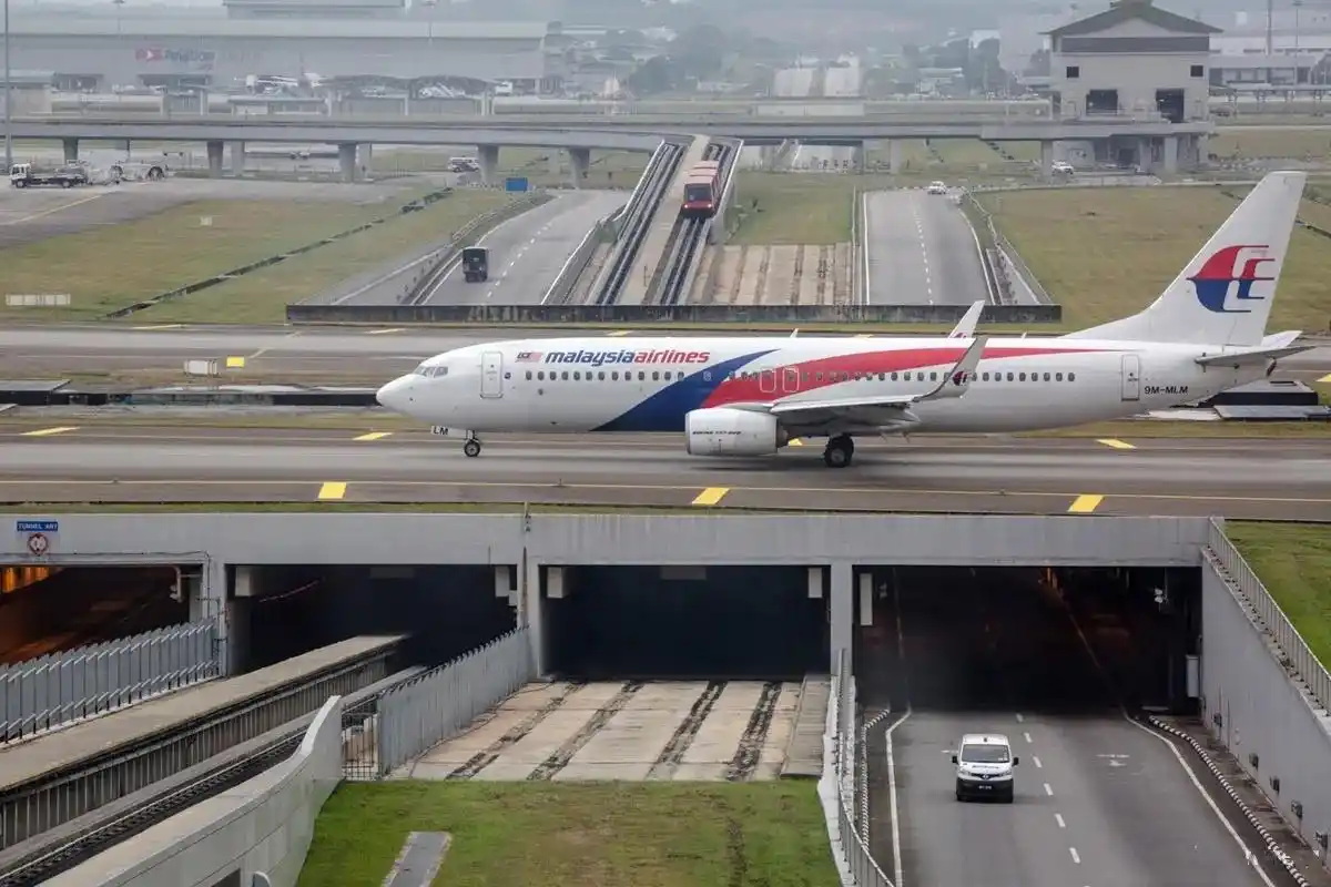 马来西亚航空一架飞机在跑道上