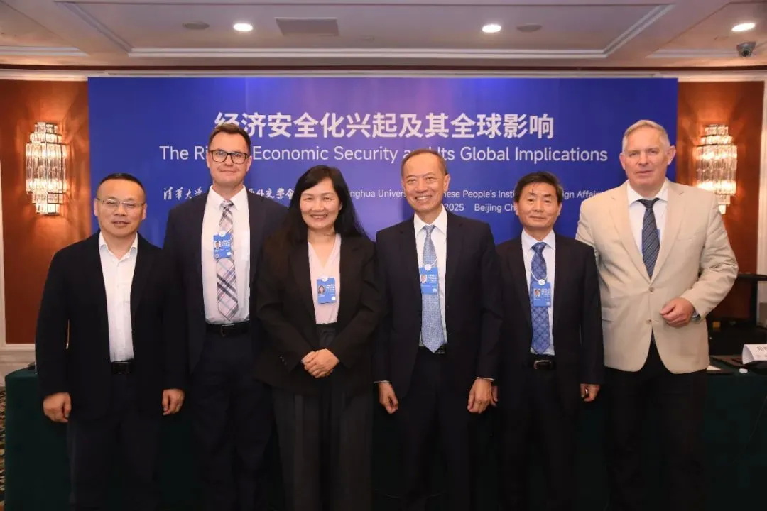 小组成员会后合影