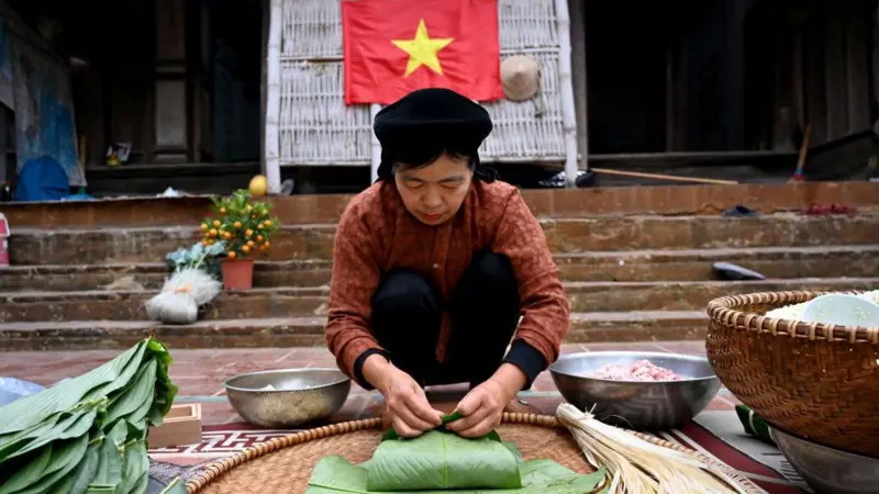 一位越南妇女正在包粽子