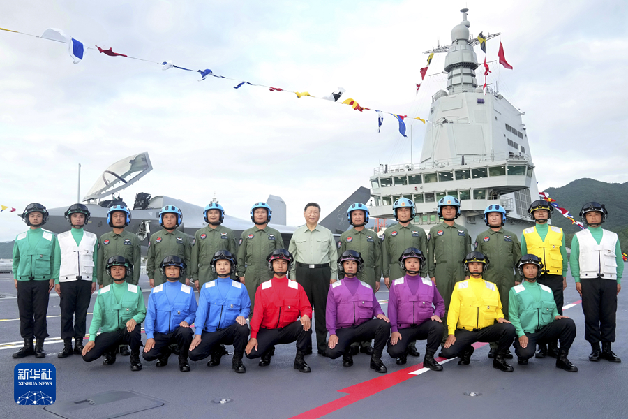 我国第一艘电磁弹射型航空母舰福建舰入列授旗仪式在海南三亚某军港举行