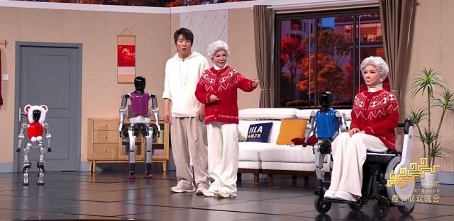 小品最后还上场了1：1复刻蔡明形象的仿生人形机器人