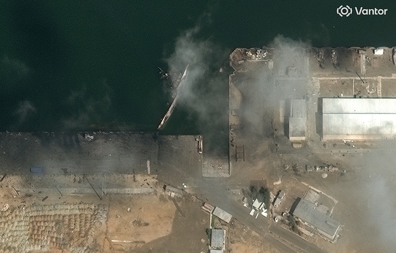 3月4日，伊朗科纳拉克海军基地一艘倾覆船只的卫星图像.jpg